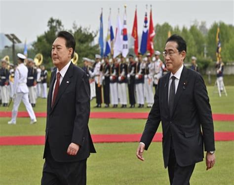 S. Korean, Japanese leaders meet again to improve ties
